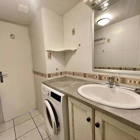 Maison Renovee Avec Piscine Chauffee, Tennis Et Parking A 100m Des Commerces - Fr-1-231-330 *