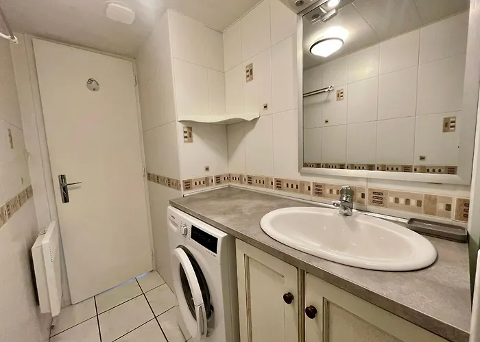 Maison Rénovée Avec Piscine Chauffée, Tennis Et Parking à 100m Des Commerces - Fr-1-231-330 *