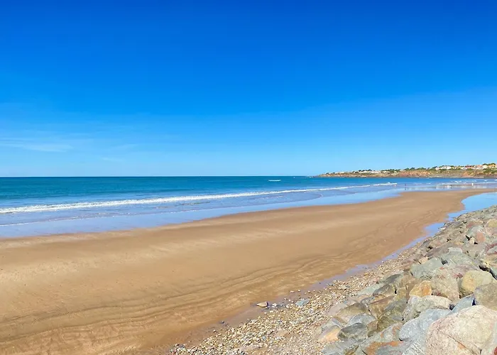 Maison Rénovée Avec Piscine Chauffée, Tennis Et Parking à 100m Des Commerces - Fr-1-231-330